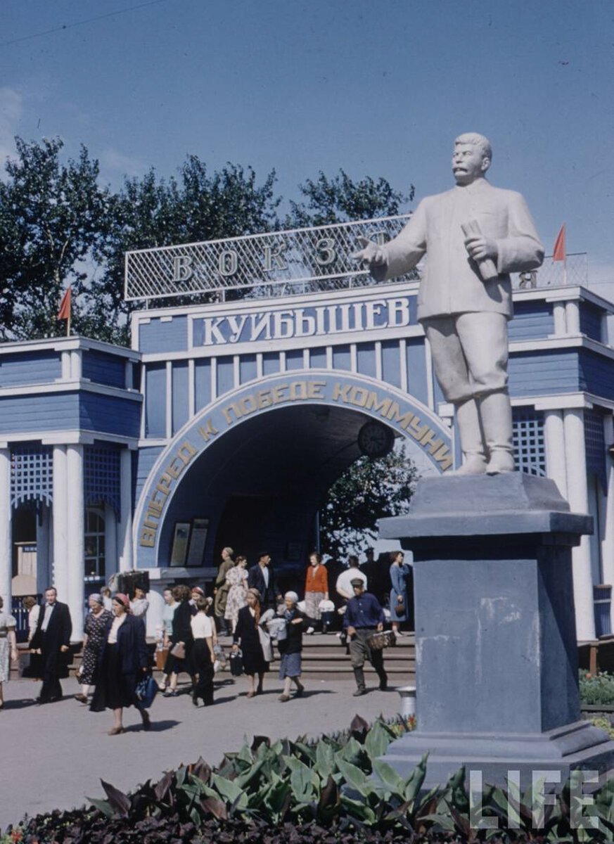 Ссср 1958. Речной вокзал Куйбышева 1958 год. Куйбышев Речной вокзал. Речной вокзал города Куйбышева. Астрахань старый Речной вокзал.