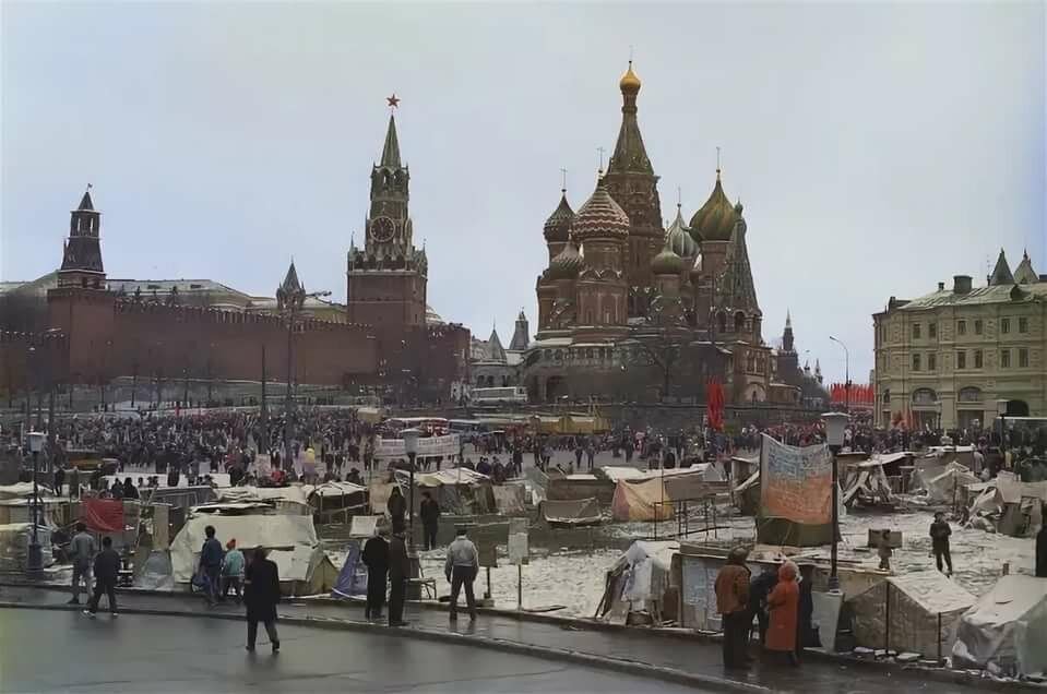 Видео 30 лет назад. Палаточный городок на красной площади. Палаточный городок в Москве 1990 у Кремля. Москва 90е красная площадь. Палаточный лагерь на красной площади 90-х.