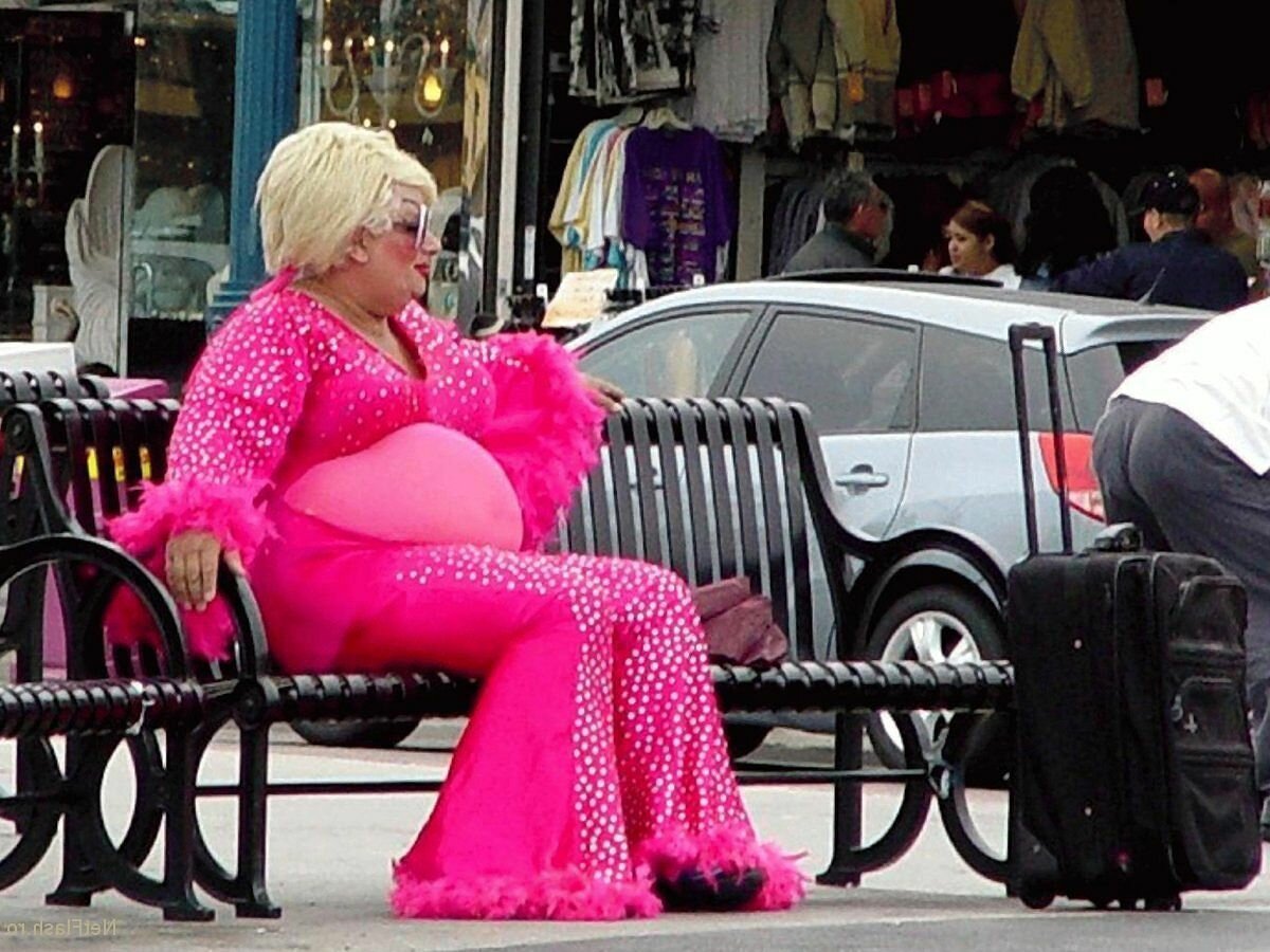 немодная женщина. нелепый человек. нелепые фото. раскройте скобки определив слитное или раздельное приехать на утро. невзрачно одета держаться невозмутимо нелепо выглядит.