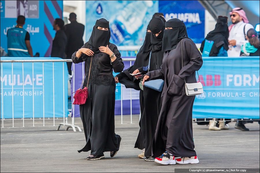 Сколько сейчас в саудовской аравии. Паранджа в Саудовской Аравии. Женщины Саудовской Аравии в парандже. Хиджаб в Саудовской Аравии.