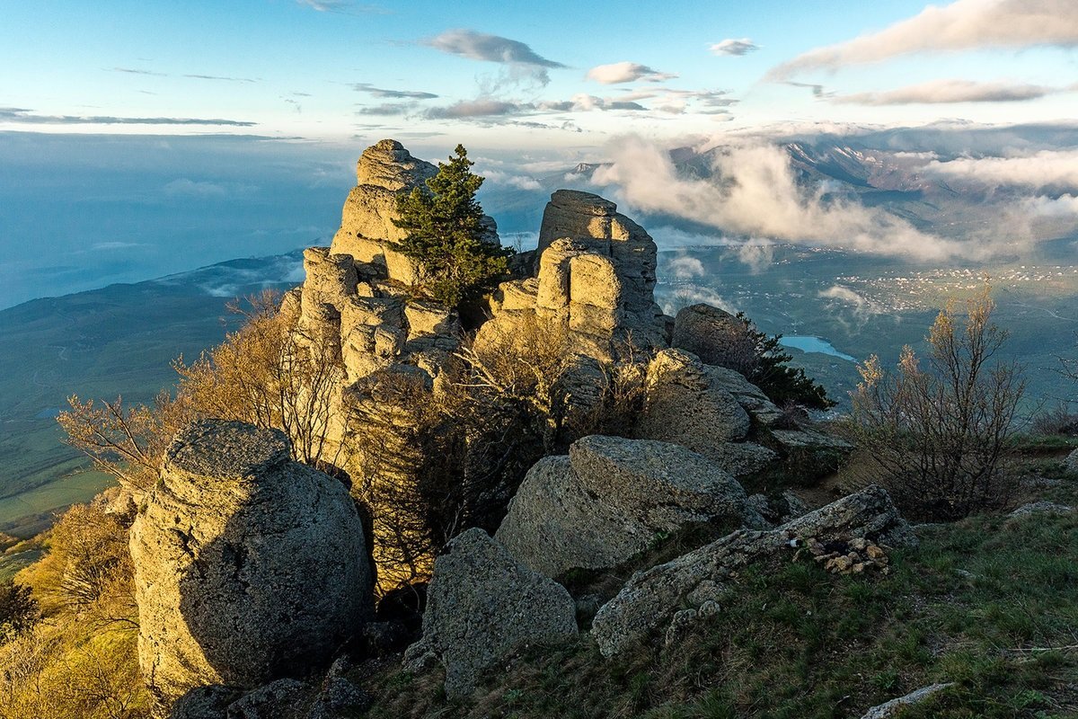 Скалы демерджи. Демерджи Алушта гора. Гора Южная Демерджи Крым. Горный массив Демерджи Алушта. Крым гора Демерджи Долина приви.