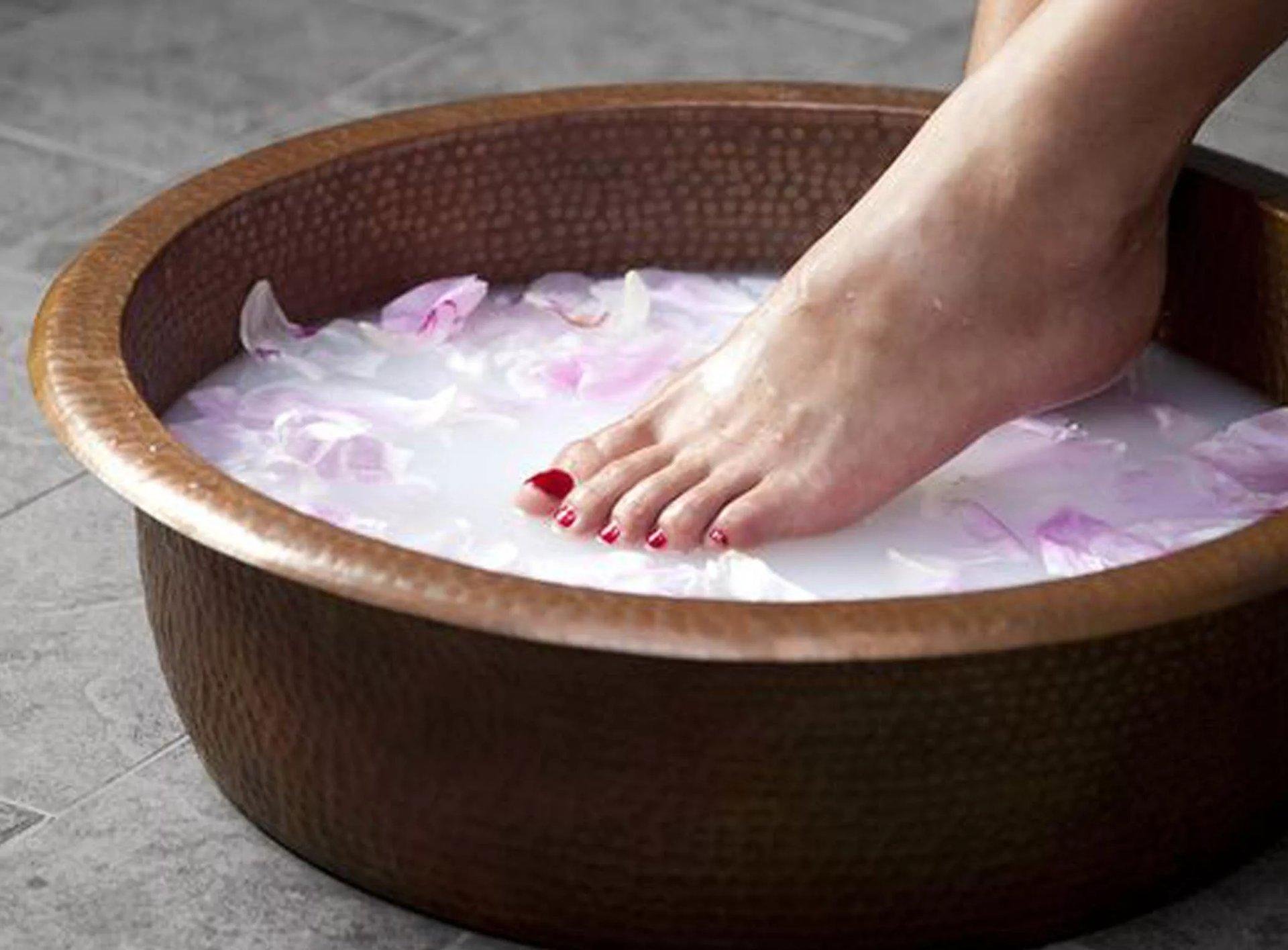 Парить ноги помогает. Ванночка для ног. Молочные ванночки для ног. Ножная ванна для ног. Травяные ванночки для ног.