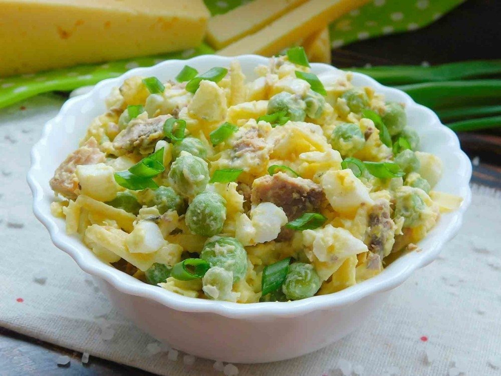 салат с тунцом и зеленым горошком. салат с пекинской капустой и горошком. тунец консервированный салатный. тунец горошек огурец. салат с тунцом и капустой.