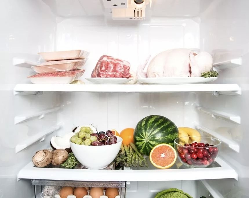 Почему в холодильнике сыро. Хранение продуктов картинки. Сохранение свежести продуктов. Холодильная полка. Правильное хранение продуктов картинки.