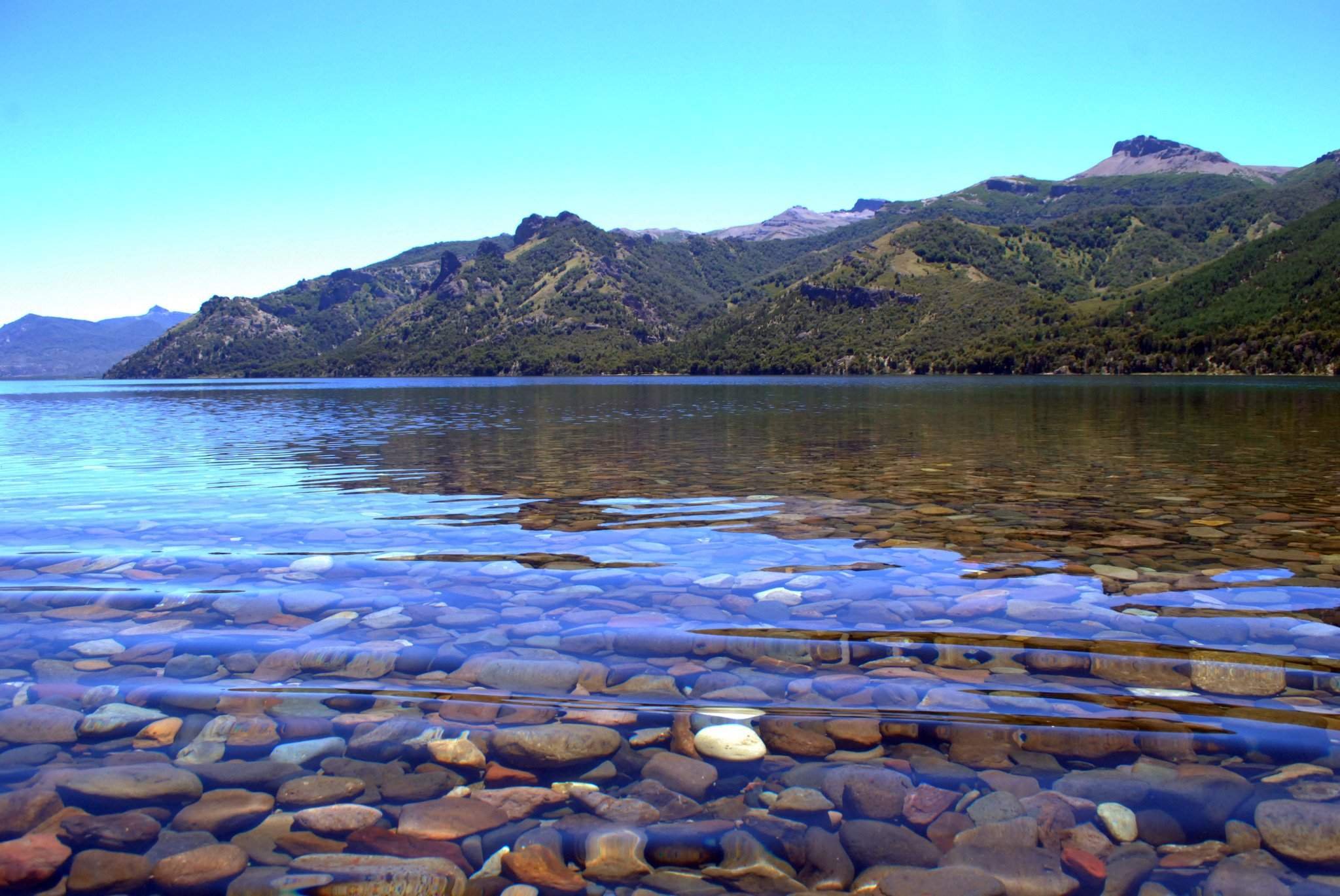 Прозрачная вода озеро