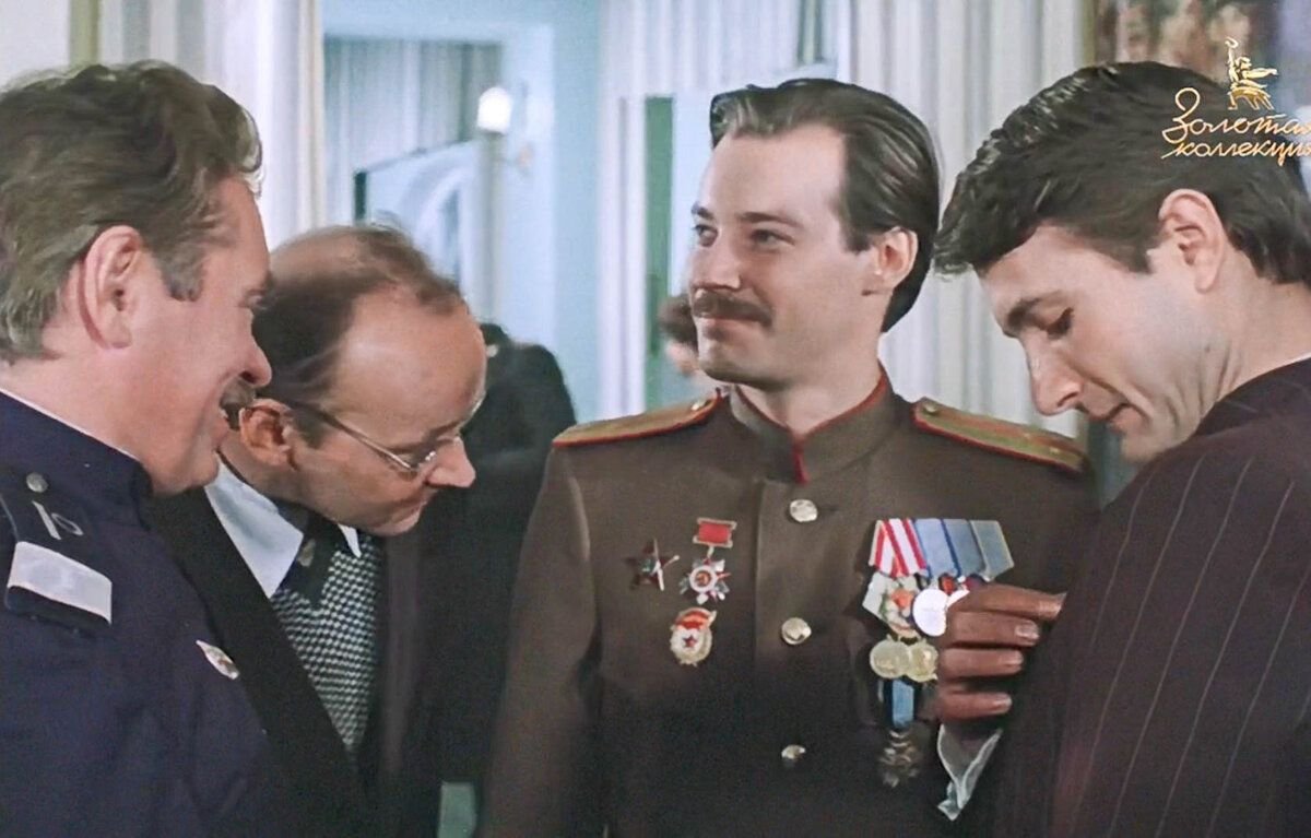 Показать фрагмент. Володя Шарапов ордена. Володя Шарапов награды. Жеглов в форме с орденами. Шарапов пришел в орденах.