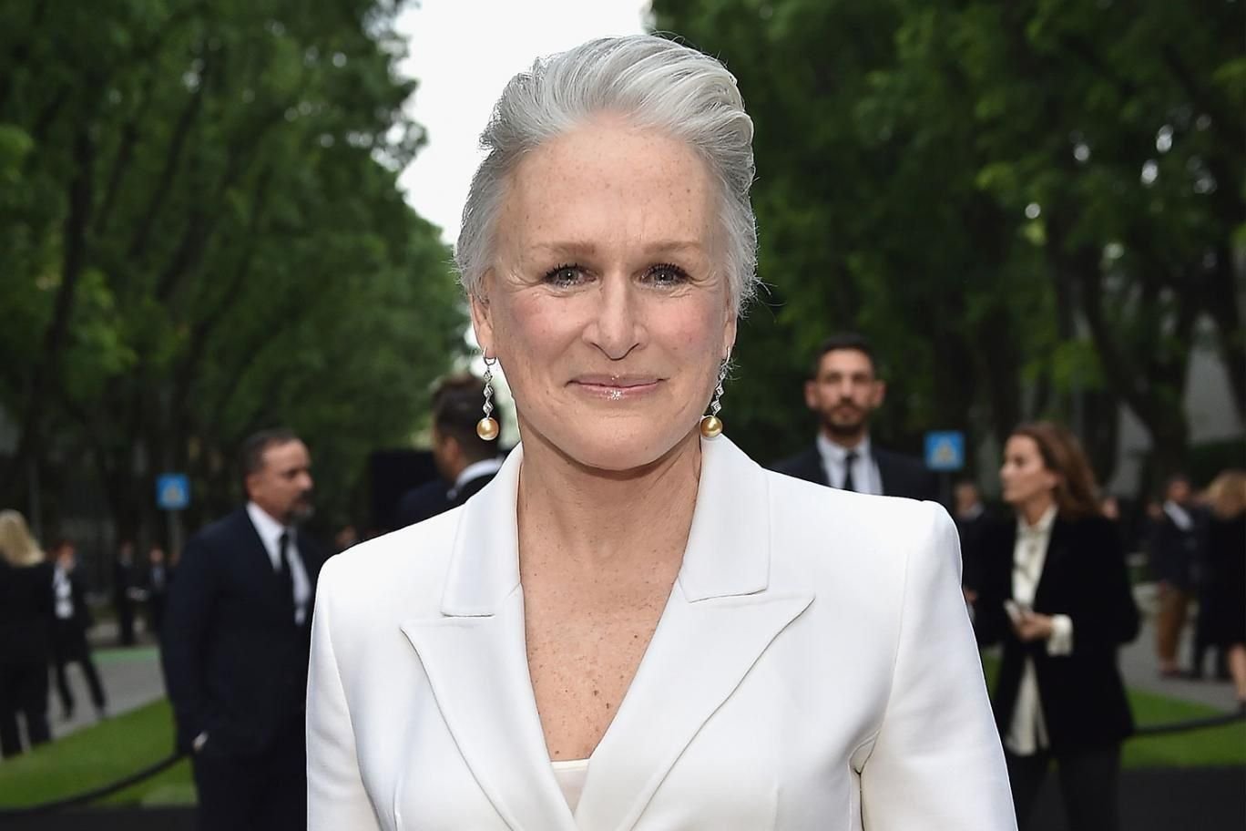 Фото китайских актрис старше 60 ти. Джейн фонда каскад. Злой мужчина в возрасте. 60 ти лет. Открытки с юбилеем 60 лет мужчине.