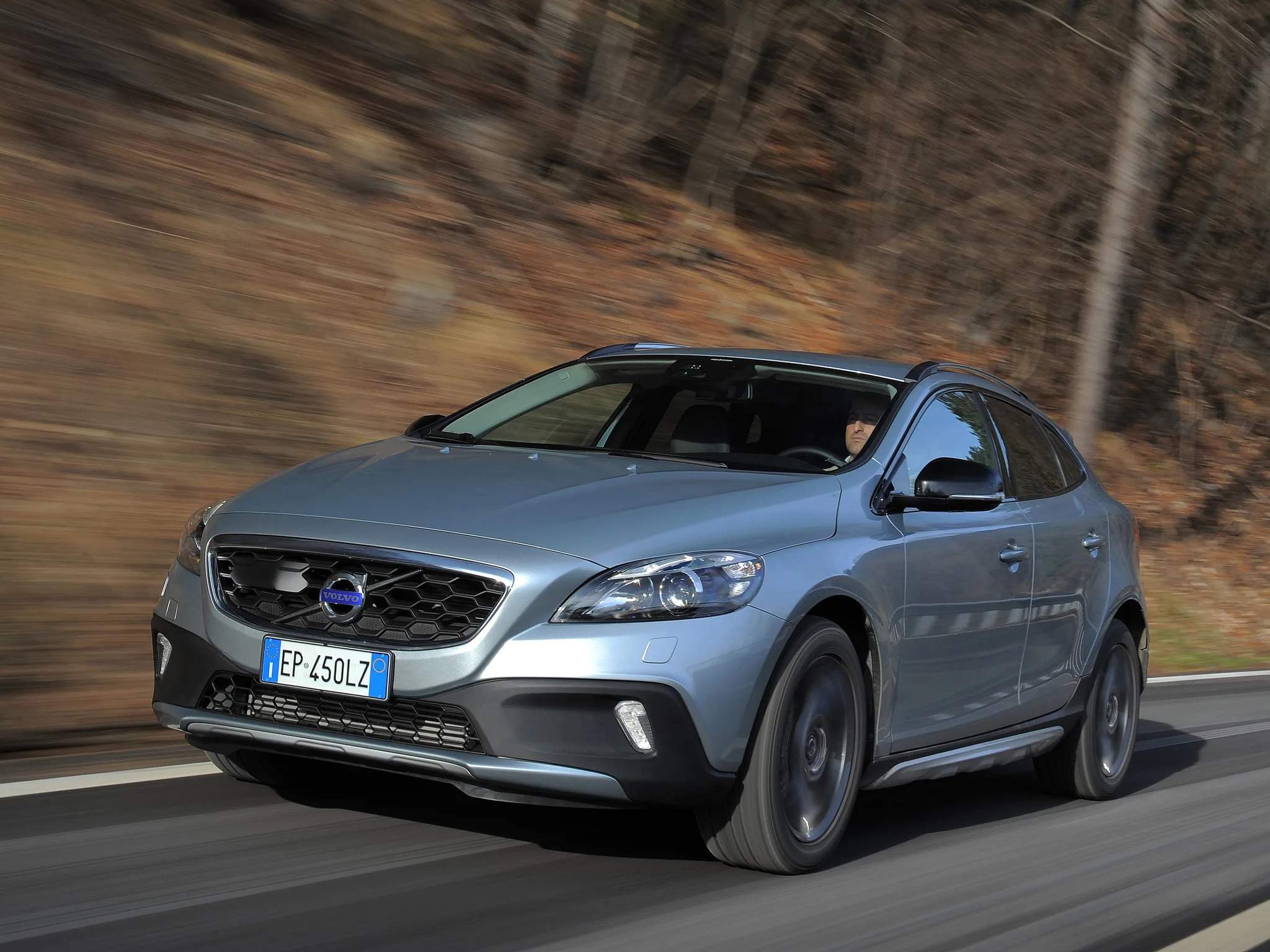 Country v. Вольво кросс Кантри v40. Volvo v40 Cross Country 2012. Вольво Volvo v40 Cross Country. Volvo v40 и v40 Cross Country.