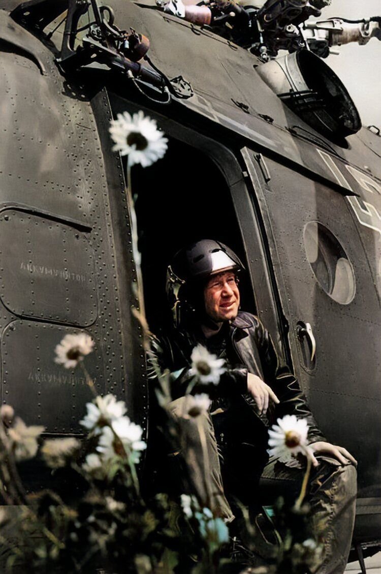 1973 ссср. Альберт Пушкарев фотограф. Алексей Леонов у вертолета. СССР 1973. 1973 Год СССР.