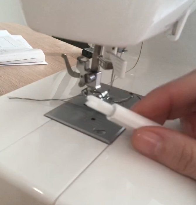 Приспособление для вдевания нитки в иголку швейной машины, коверлоков ...