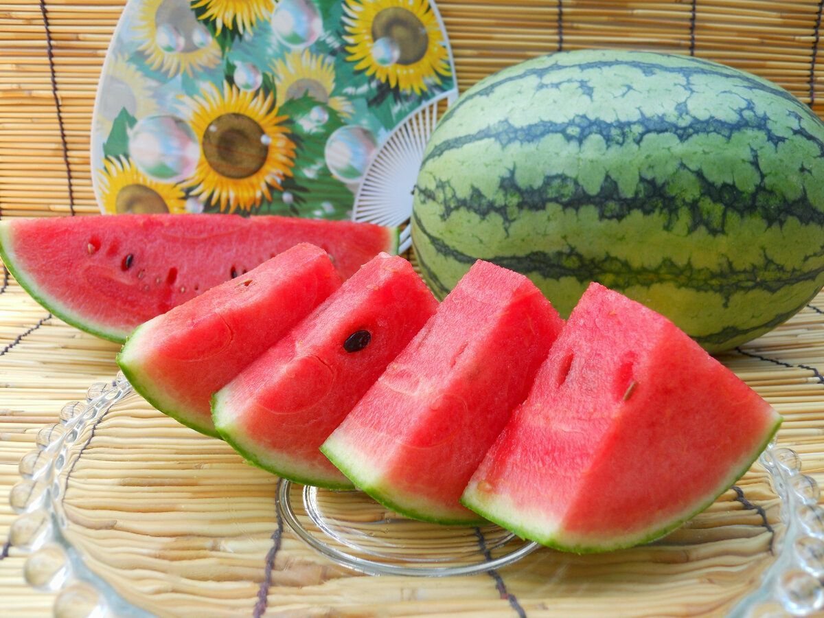 спелым арбузом. арбуз. вкусный арбуз. арбуз f1 диоранж. спелым арбузом.