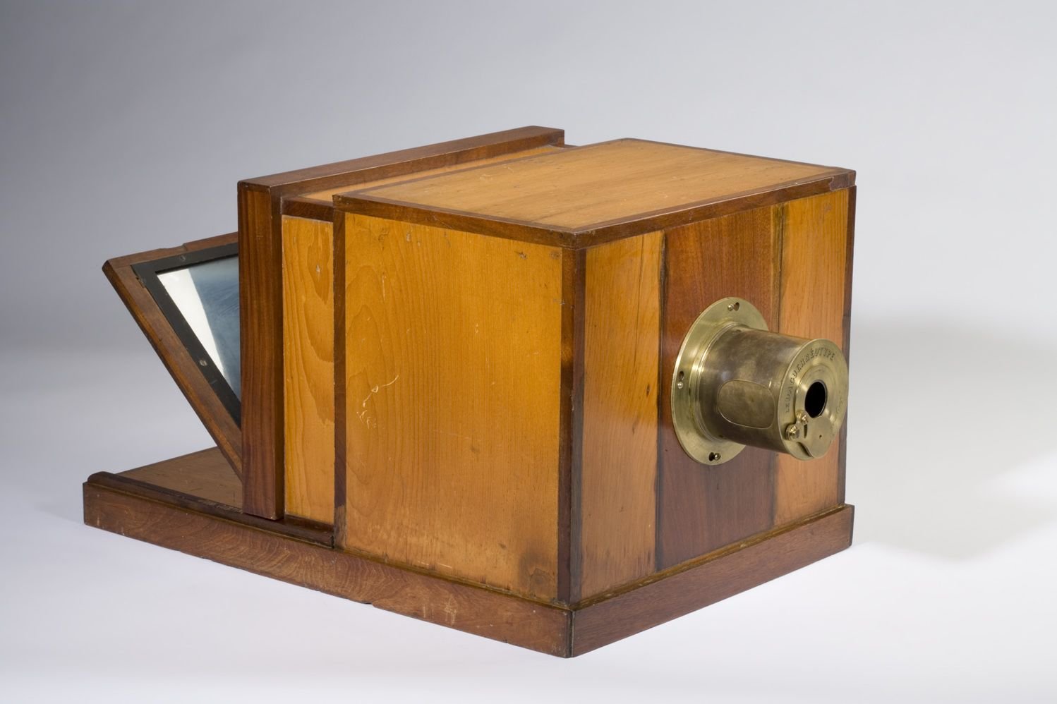 Первый фотоаппарат. Первый фотоаппарат 1861 Томас Сэттон. Фотоаппарат камера обскура. Первый фотоаппарат Обскур. Волшебный фонарь камера обскура.