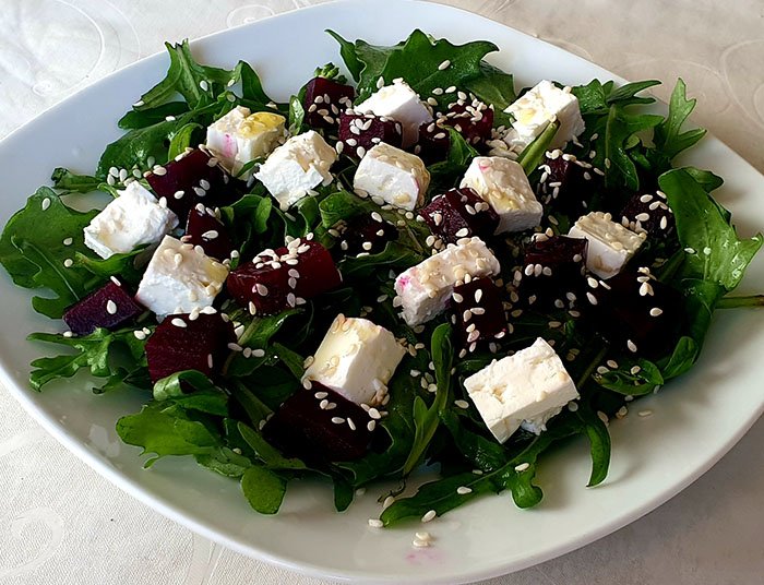 Салат свекла руккола фета. Руккола фетакса салат. Салат из печеной свеклы с сыром фета. Свекла фетакса. Салат свекла руккола фета.