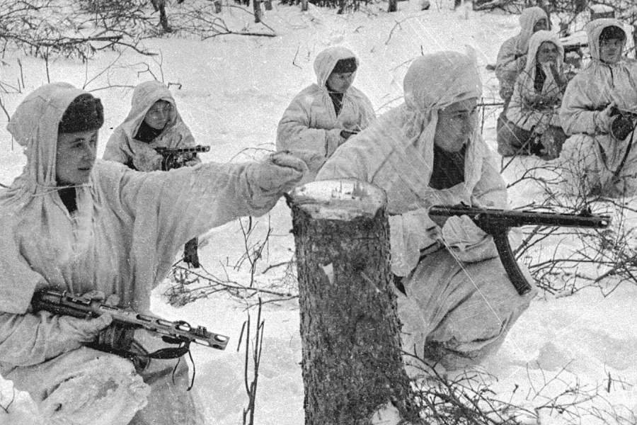 Зимой 1941 года были призваны. Бойцы в белых маскхалатах 1941 год. Маскхалат РККА зимний. Разведчик зимний маскхалат РККА. 1941 Разведчики в маскхалатах.