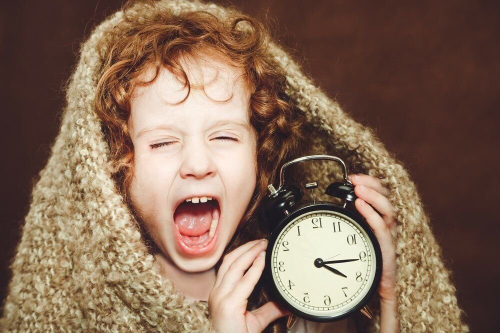 спит будильник. здоровый сон. будильник для мальчика. сон опаздывать в школу. ранний подъем утром.