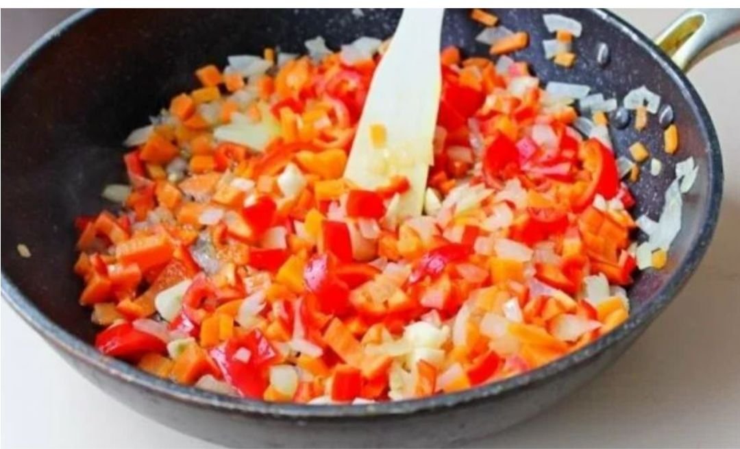 Овощная зажарка. Лечо овощное. Обжариваем на сковороде луки морковь. Добавим морковь и перец. Морковь и перец на сковороде.