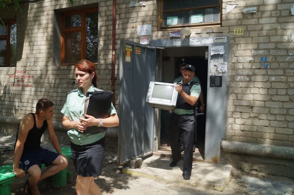 судебные приставы арест имущества. судебные приставы выносит. конфискация жилья. выселение из квартиры за долги. изъятие имущества фссп.