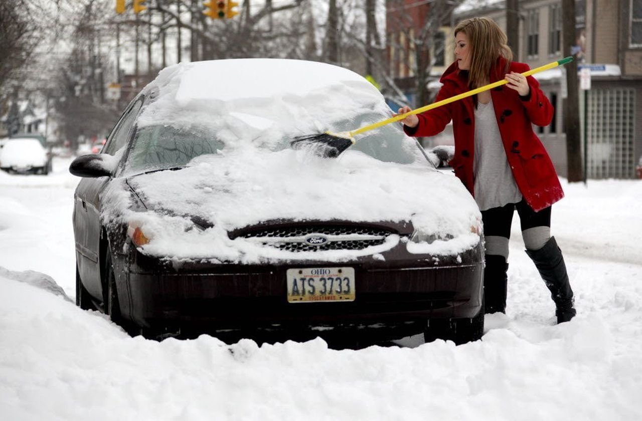 Очиститься снега. Автомобиль зимой. Машина для чистки снега. Машина зимой в городе. Машина в снегу.