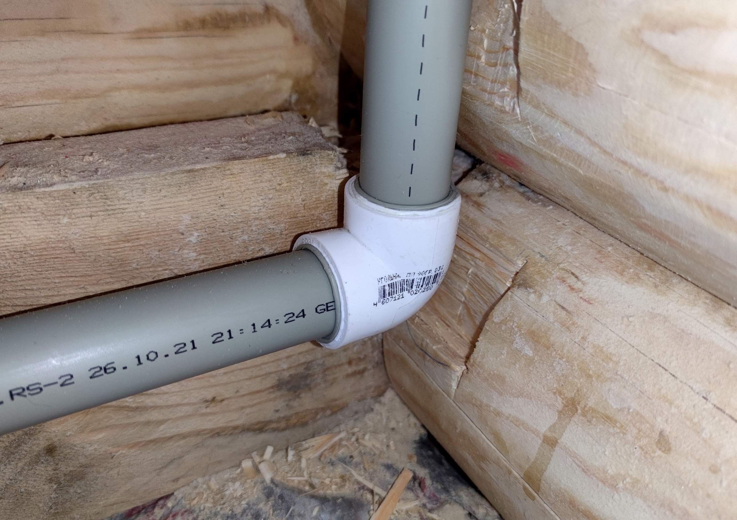 Пайка муфты полипропиленовой трубы. Монтаж трубы полипропиленовой ф20. Полипропиленовые трубы для отопления. Пластиковые трубы для полива на даче. Монтаж водопровода из полипропилена.