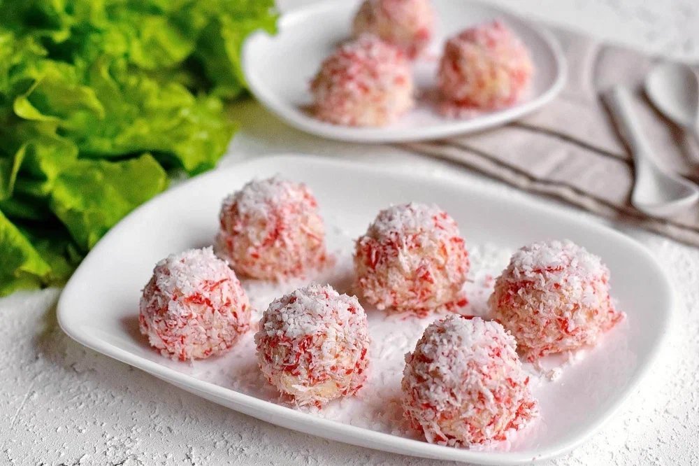 закуска рафаэлло из крабовых палочек. закуска сырные шарики рафаэлло. сырно крабовые рафаэлло. крабовые шарики рафаэлло. сырное рафаэлло.