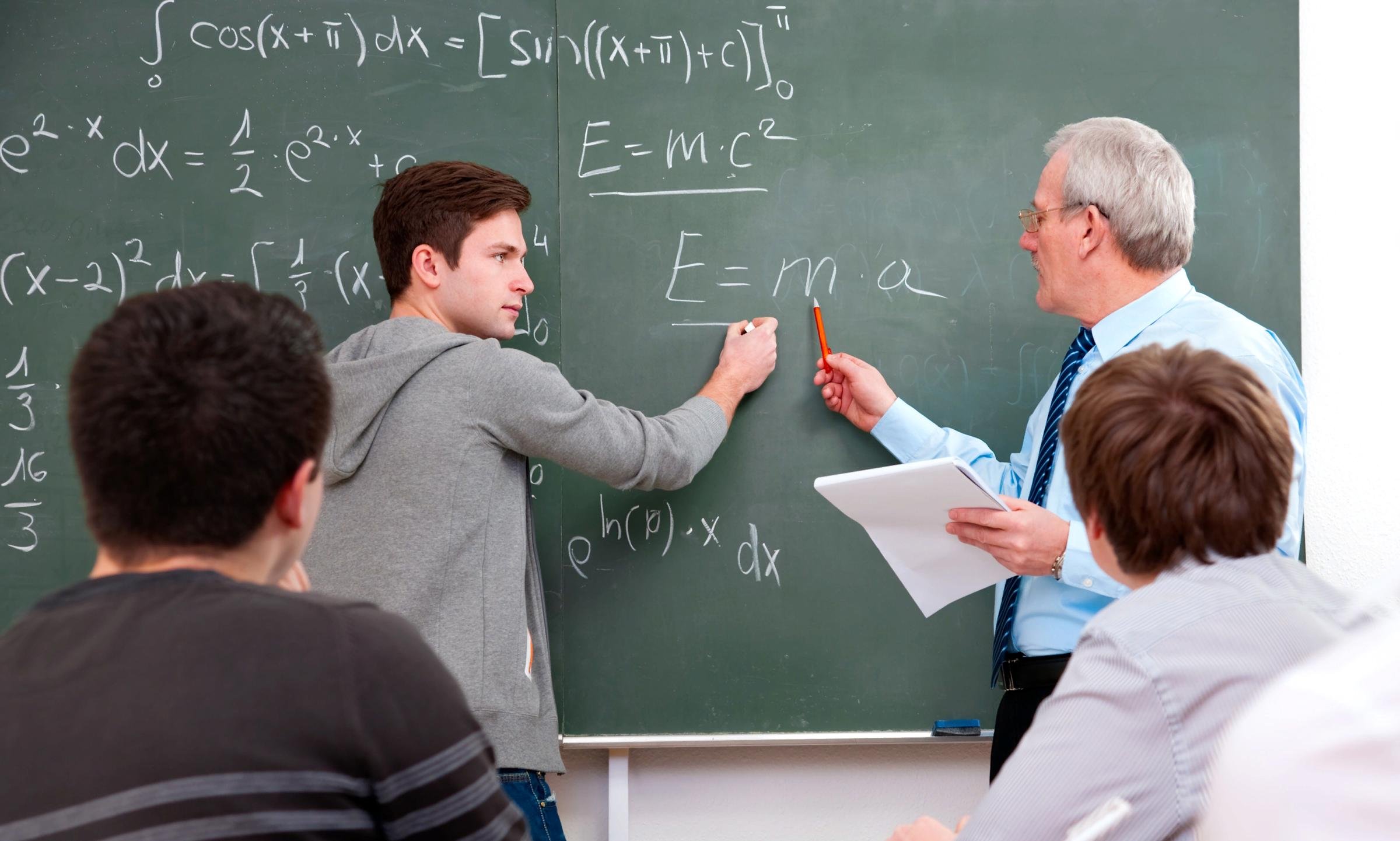 Приложение препод. Приложение препод. Я препод фильм. Препод по мдк. Учитель стирает с доски.