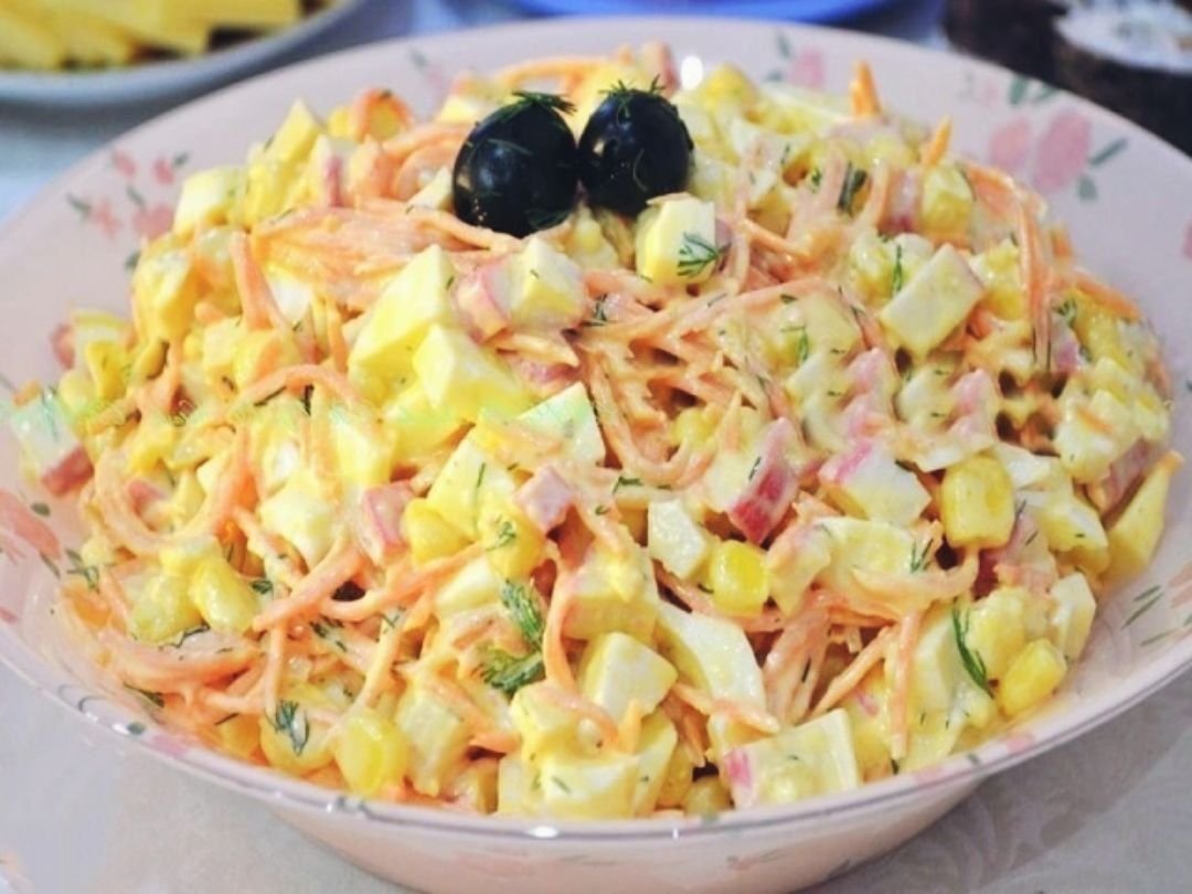 Салатики вкусные рецепт фото. Салат. Вкусные салаты на день рождения. Салат с корейской морковкой. Вкусный салат с корейской морковкой.