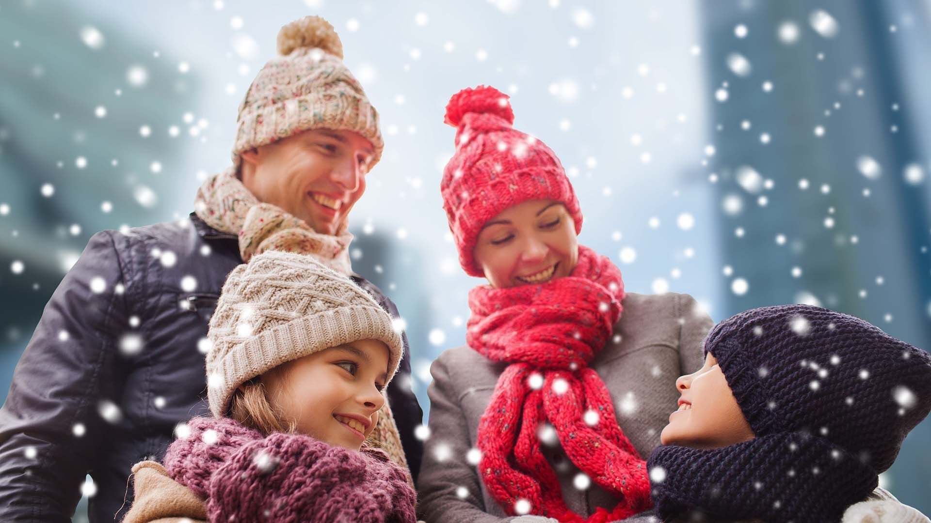 Счастливая семья на снегу с детьми и родителями без лиц