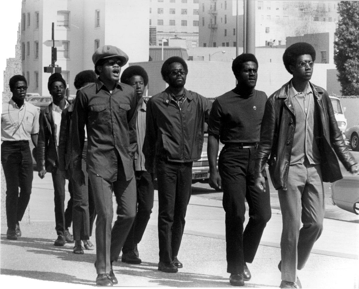 Негр в шортах. Black Panther 1970. Черные пантеры США Малькольм Икс. Черные пантеры 1960 Кеннеди.