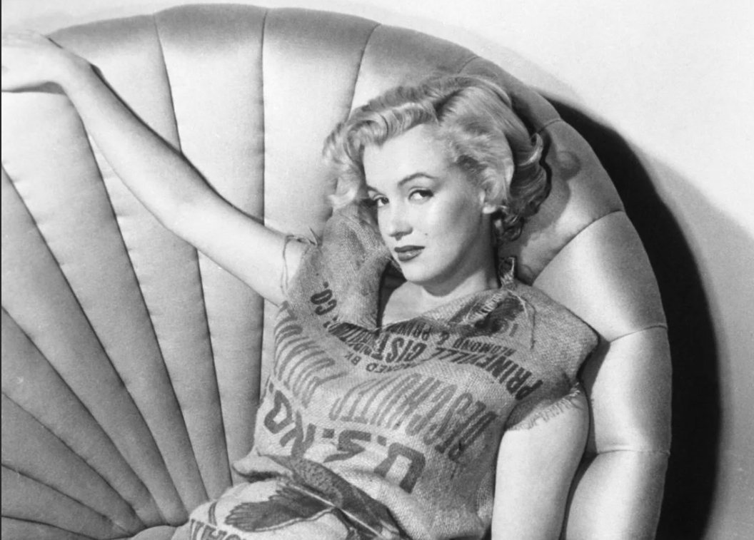 мэрилин в мешке. мерлин монро в мешке из под картошки. мэрилин монро в мешке из под картошки. мэрилин монро. мэрилин монро в платье из мешка.