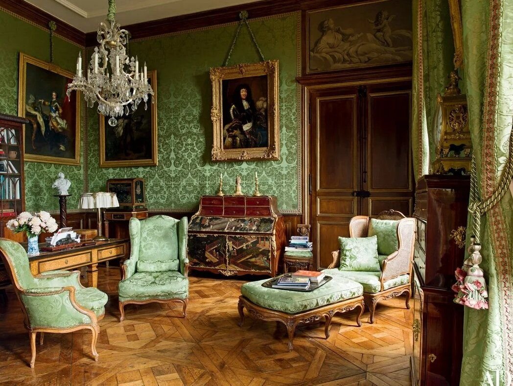 зеленая комната и стул