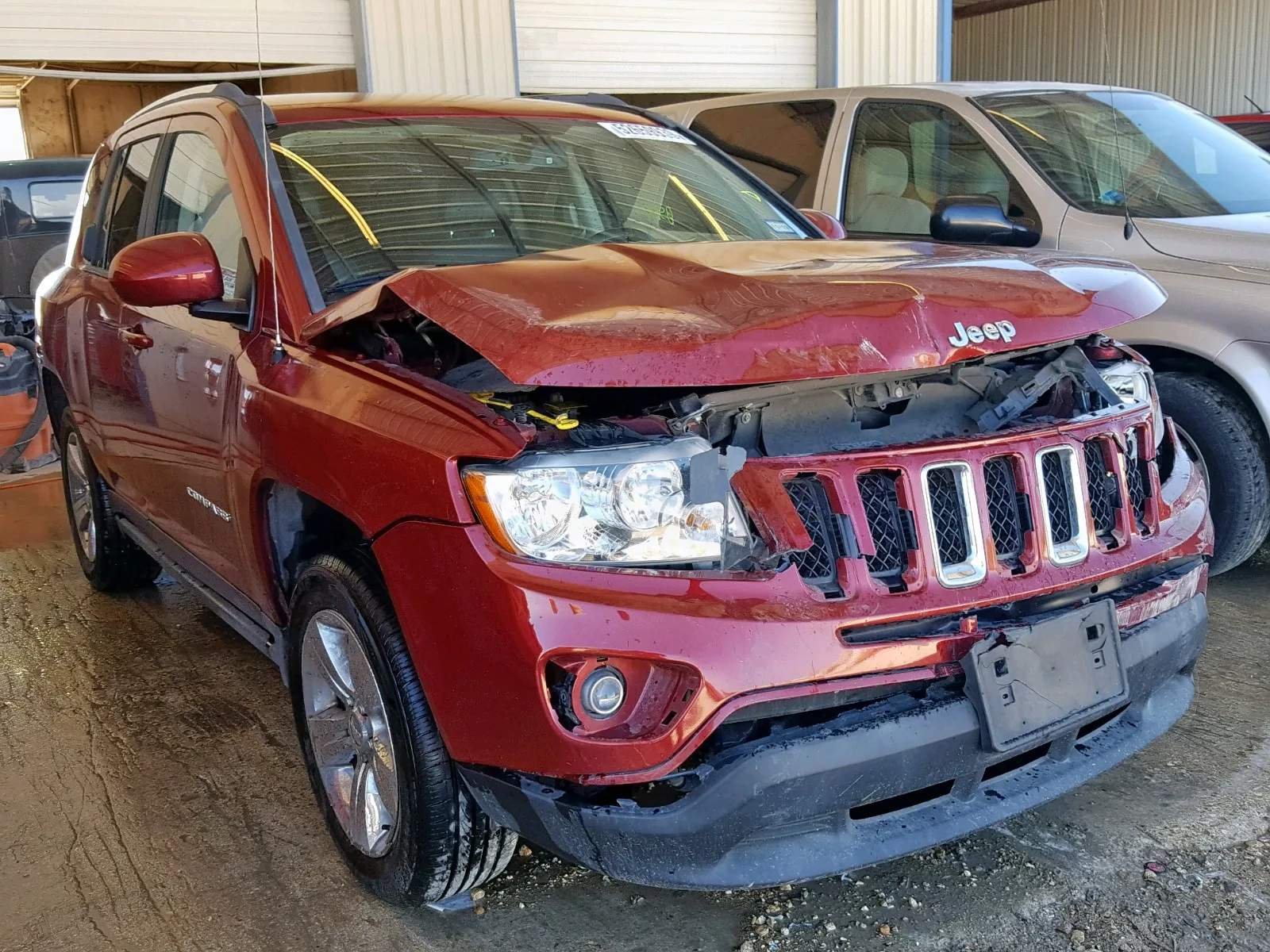 Красный битый Jeep Compass