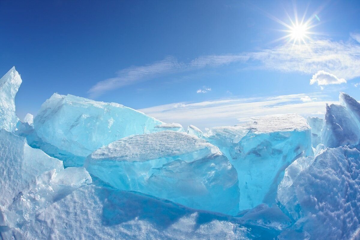 Голубое озеро байкал. Озеро Байкал лед. Бирюзовый лёд озера Байкал. Ледники Байкала. Голубой лед Байкала.