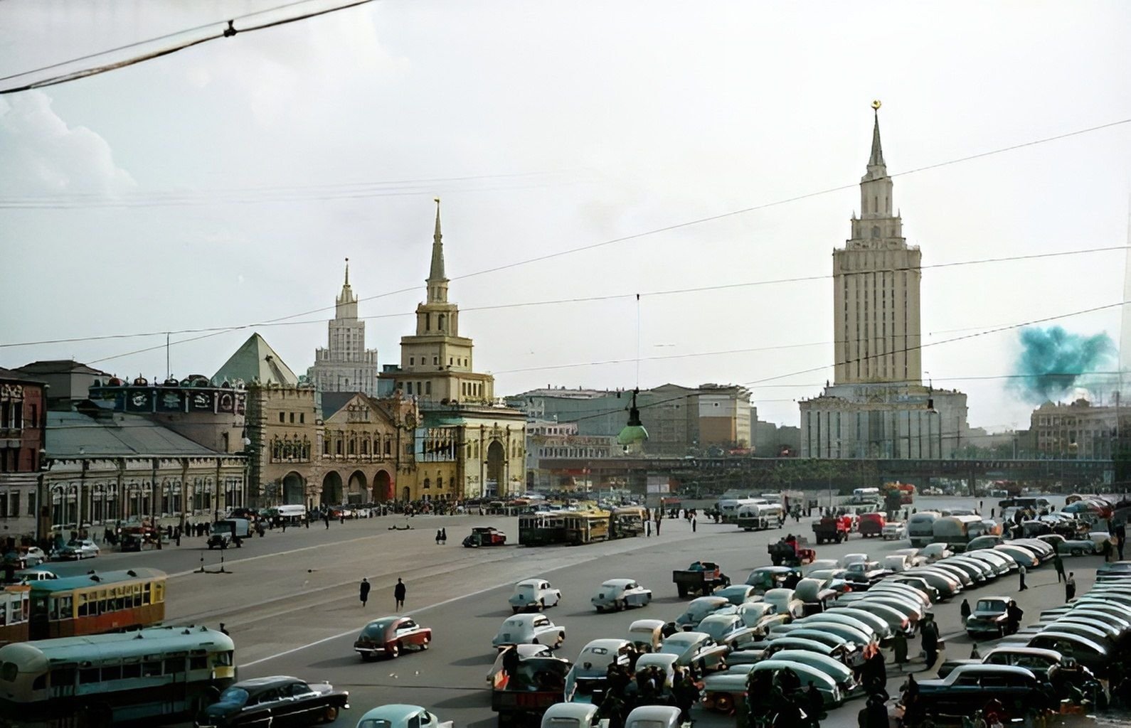 Московская е. Комсомольская площадь 1950. Площадь трёх вокзалов в Москве СССР. Казанский вокзал 1960-е. Москва в 90-е площадь трех вокзалов.