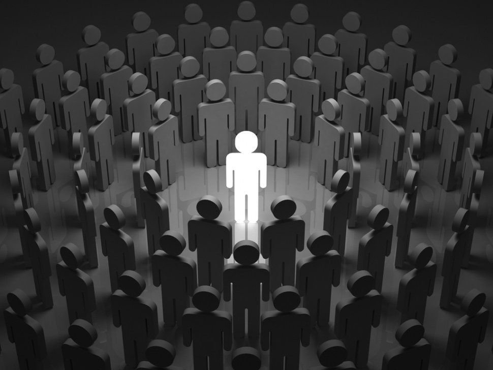 Лидерство. Одинокий человек в толпе. Личностная зрелость картинки. Иные среди людей. Индивидуальность человека.