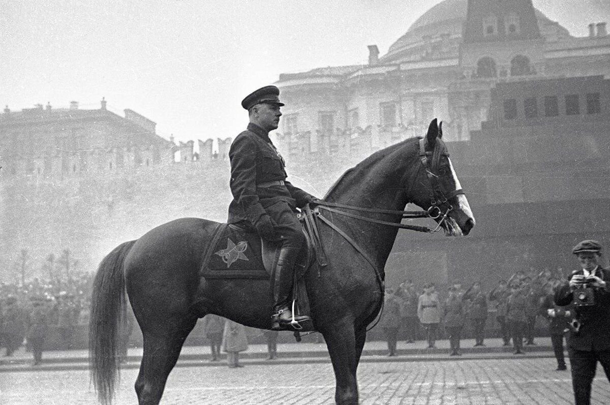 Фото жукова на параде победы 1945 на коне