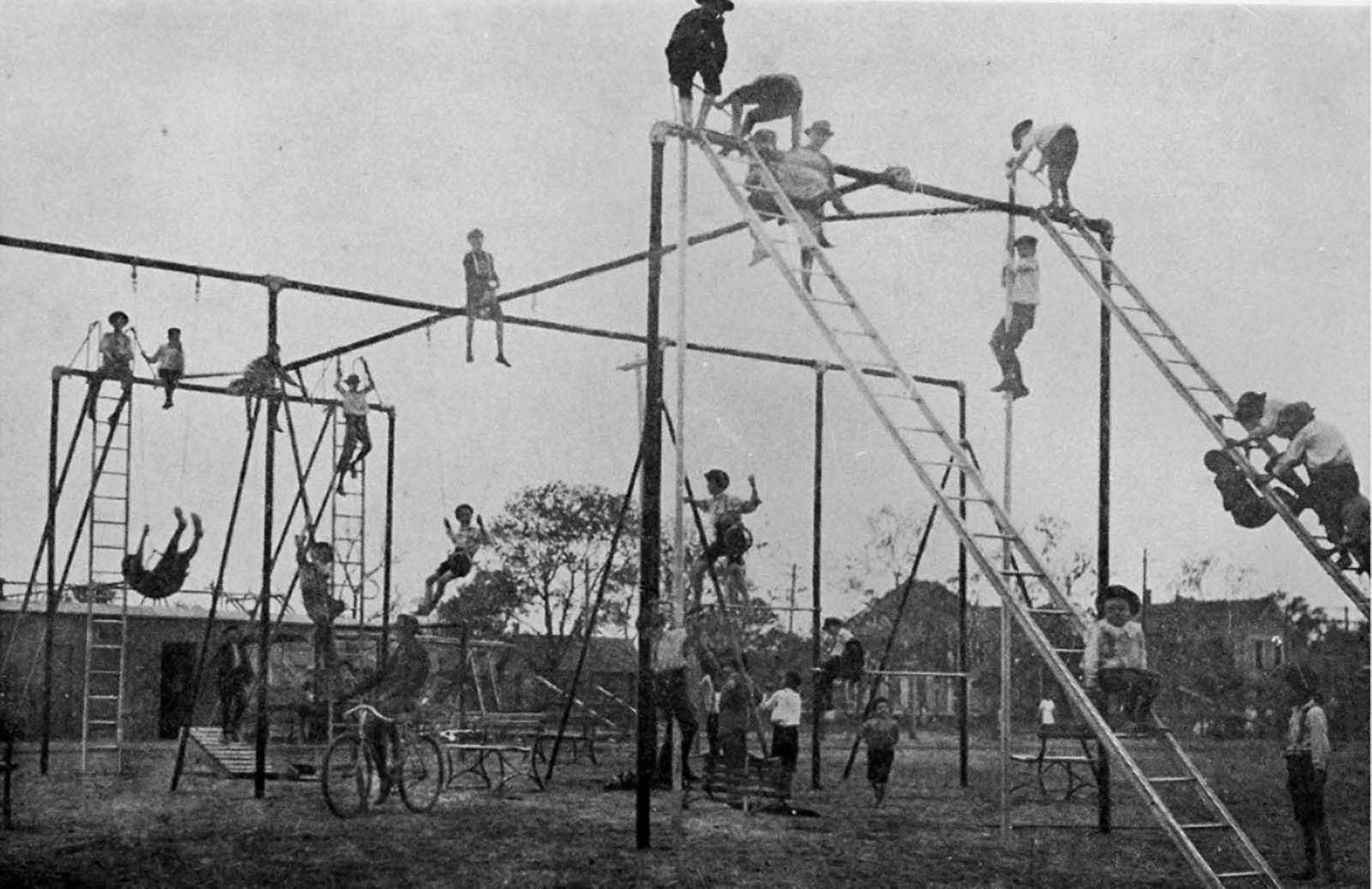 Старые установки. Детская площадка 1900. Детская площадка 1900 год. Детская площадка начала 20 века. Школьная площадка 1980.