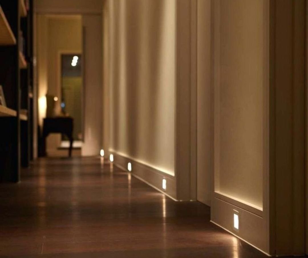 дежурный свет в квартире. подсветка пола. подсветка в коридоре. ночная подсветка коридора. Philips hue lightstrip.