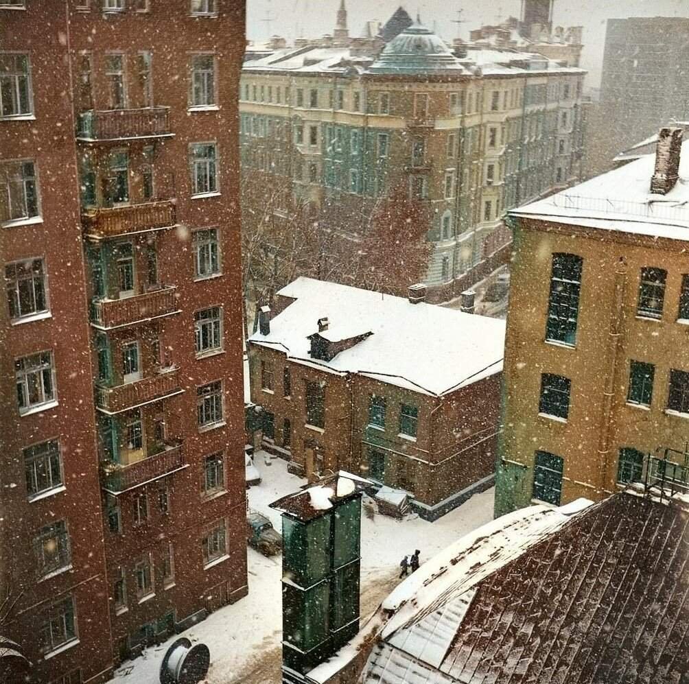 Moscow every day. Московский двор. Старая Москва. Москва 70 годы фото. Дождливые московские дворы 90 годов.