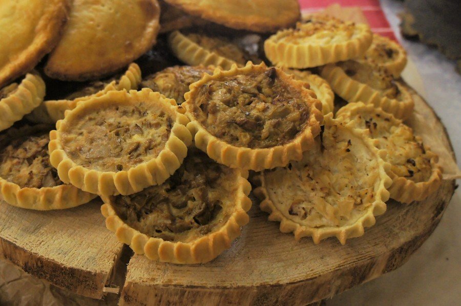 Перепечи удмуртские. Перепечи с мясом. Перепечи с грибами. Перепечи удмуртские с грибами. Удмуртские пирожки перепечи.