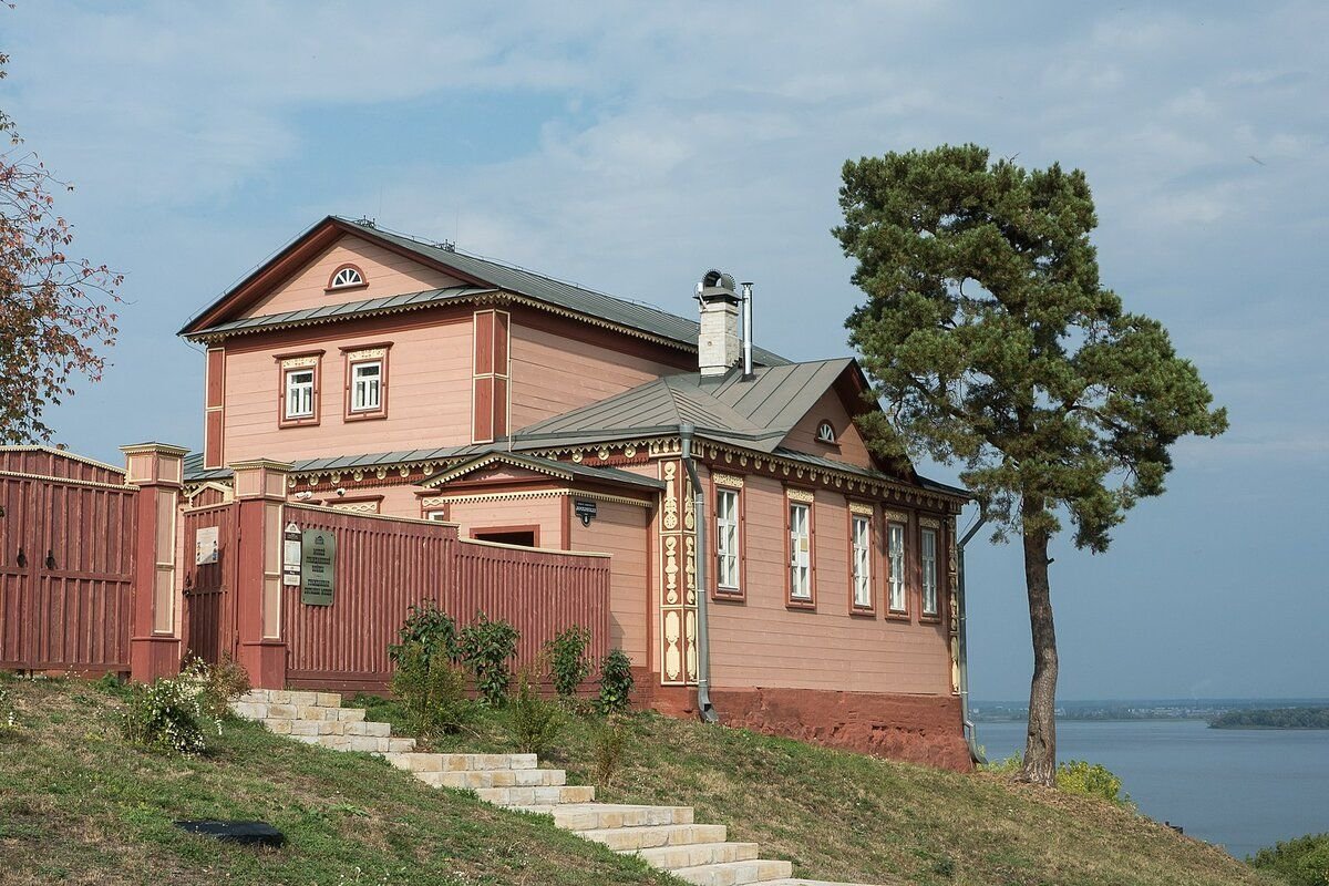 В ворота были видны просторный двор и барский дом с высокой крышей