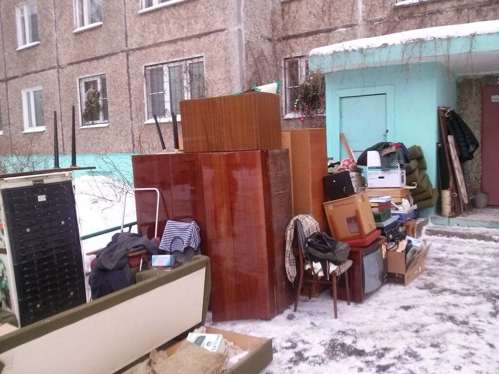 Забрать единственное жилье. Выселить из жилья. Выселяют из квартиры. Выселение из жилья. Выселение арендатора.