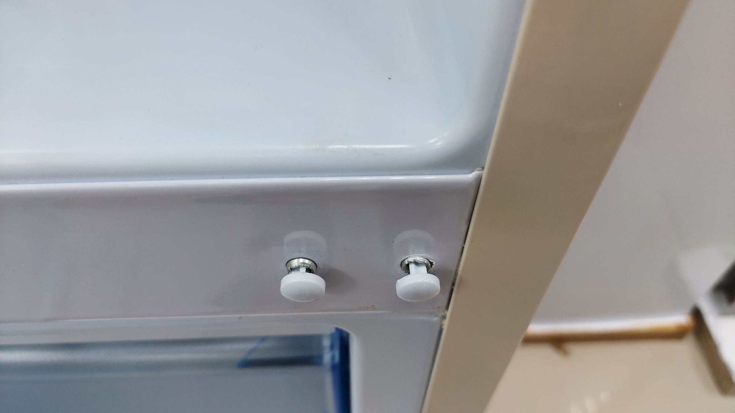 при открывании дверцы холодильника. при открывании дверцы холодильника. холодильник либхер ручка на дверь. при открывании дверцы холодильника. открывание холодильника.