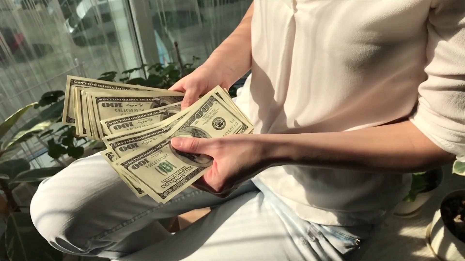 Пачка денег в женских руках