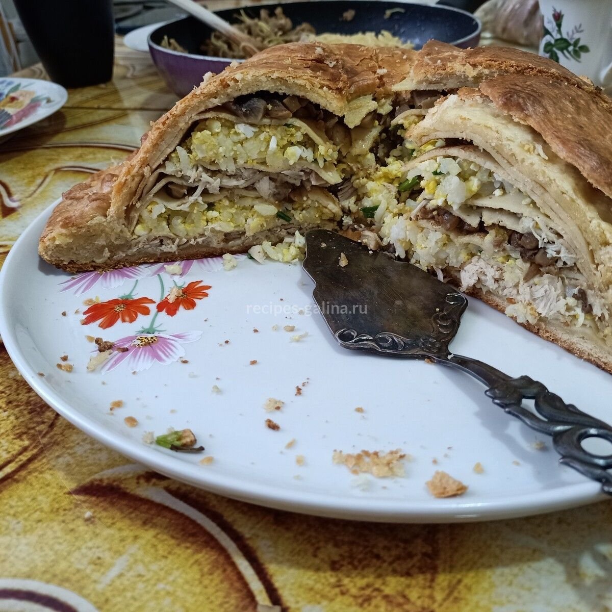 Пирог из блинов с курицей и грибами