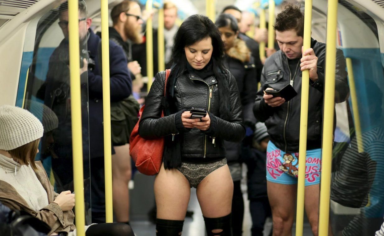 Можно ли фотографировать в общественных местах. No Pants Subway Ride Москва. No Pants Subway Ride 2020. Нью Йорк метро без штанов. Флэшмоб в метро без штанов в Москве 2017.