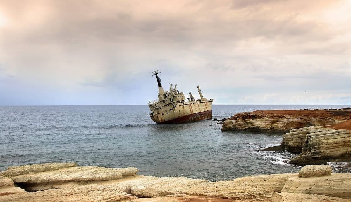 Найти корабль. Судно на берегу Каспийского моря. Брошенные корабли на Черноморском побережье. Корабль на юге. Каспийское море корабли на мели.