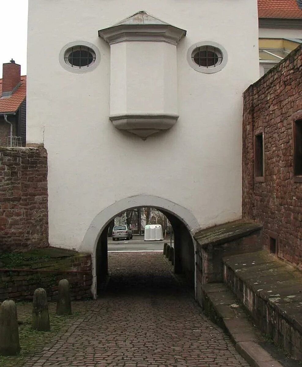 Деревянное зодчество симбирска. Дом с лицом. Как называется лицо дома. Как называется лицо дома. Парейдолия в архитектуре.