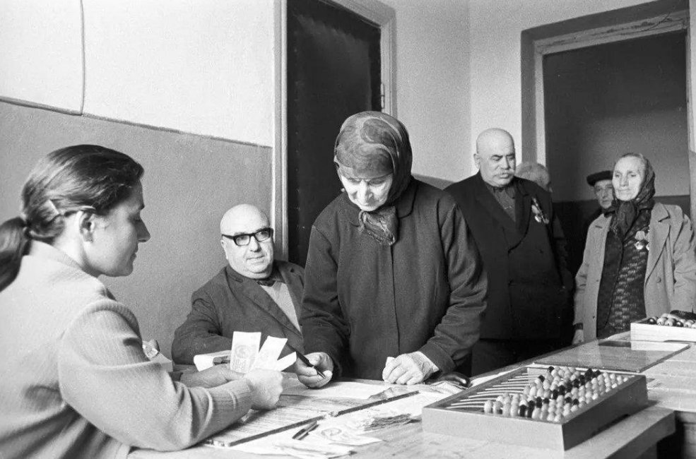 советское социальное обслуживание. советское социальное обслуживание. оказываем социальные услуги. пенсионер инвалид. услуги для пожилых людей.