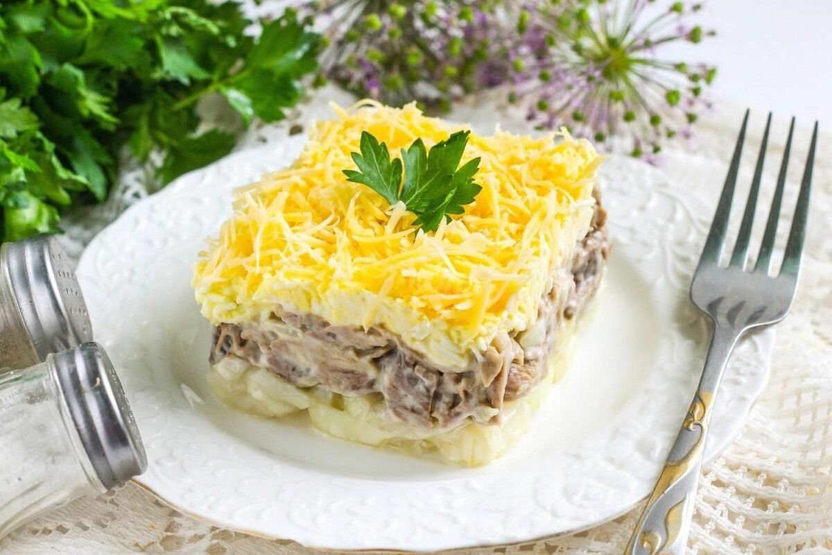 Рецепт салатов с колбасным сыром и шампиньонами