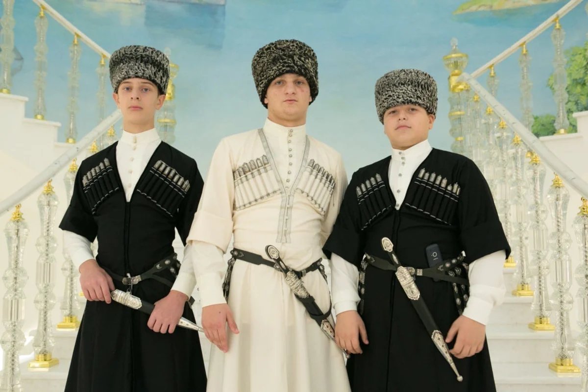 Осетины какие они. Чеченский национальный костюм мужской. Чеченская Национальная одежда. Чеченский наряд мужской. Национальная Чеченская одежда мужская.